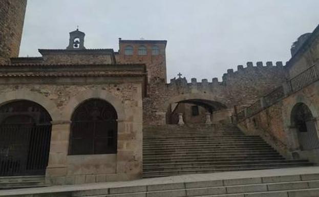 El coro La Luzena ha cantado bajo el Arco de la Estrella por la paz