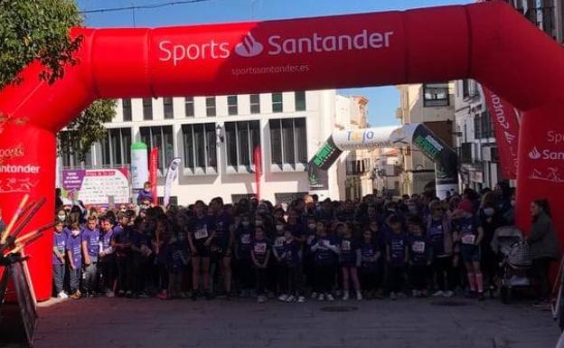 Más de un millar de personas recorrieron las calles de Arroyo de la Luz durante la Carrera de la Mujer