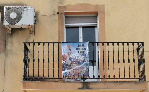 El Ayuntamiento arroyano anima a los vecinos a engalanar sus fachadas con las balconeras del Día de la Luz