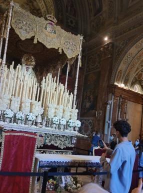 El músico Juan Borrella Rey le cantó a La Macarena, en Sevilla