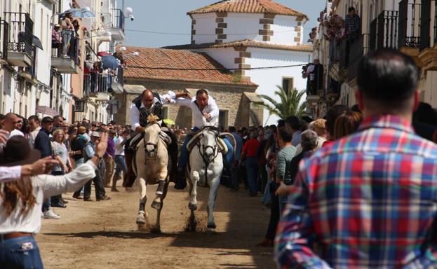 La arena cubre de nuevo la Corredera