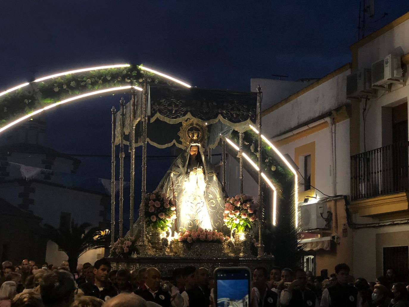 Los arroyanos arropan a su patrona durante la bajada