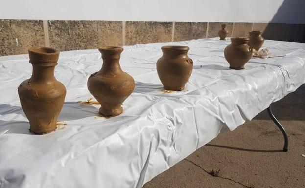 Los pequeños que participaron en las actividades de las Coles con Buche pueden recoger sus piezas de alfarería