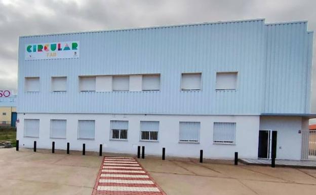 El Circular Fab ofrece acceso libre para probar la máquina de coser, bordadora y remalladora
