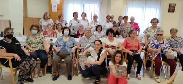 Merienda del club de lectura fácil y clausura de los talleres de memoria y manualidades