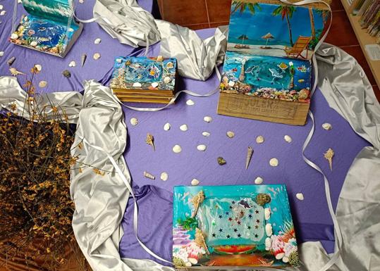 Exposición libros con agua y taller sobre los océano