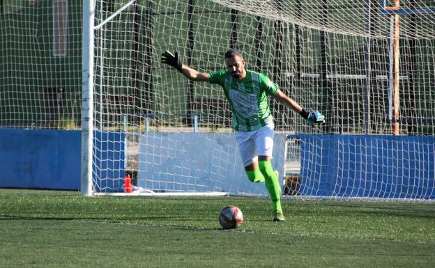 Miguel López seguirá guardando la portería del Arroyo CP