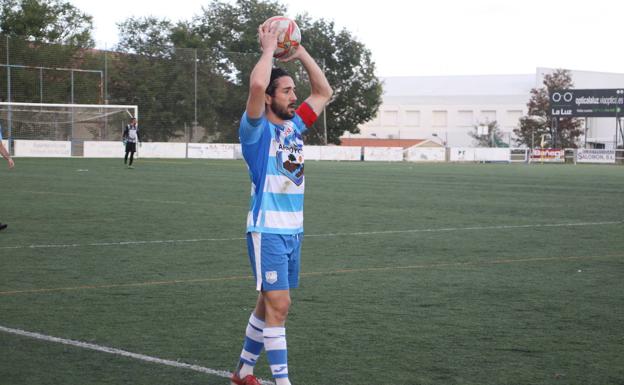 Asier, capitán del Arroyo CP, renueva una temporada más con el club blanquiazul