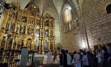 Alumnos del Aula de la Experiencia de la Universidad de Sevilla visitan la iglesia de Ntra. Sra. de la Asunción