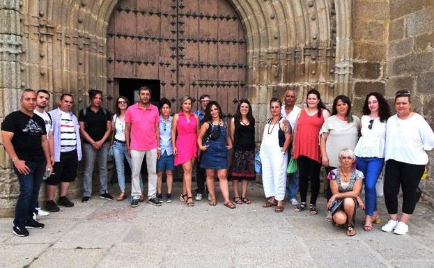 Alumnos del programa Crisol-Formación 'Feafes Pinta Almendralejo' visitan el retablo y el Circular FAB
