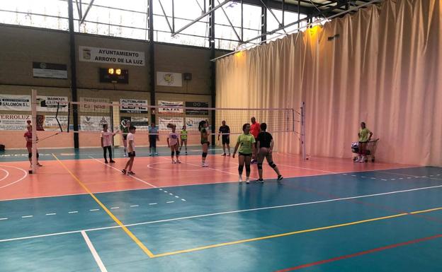 El club de voleibol ha compartido varios partidos con familias y amigos para despedir la temporada