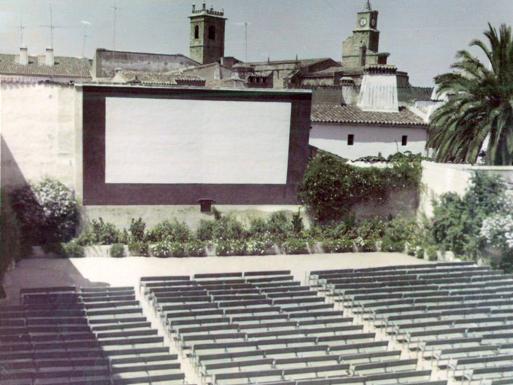 Cine de verano de Arroyo de la Luz. /Máximo Salomón