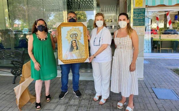 La asociación APyF dona un cuadro de la Virgen de la Luz a la residencia de mayores