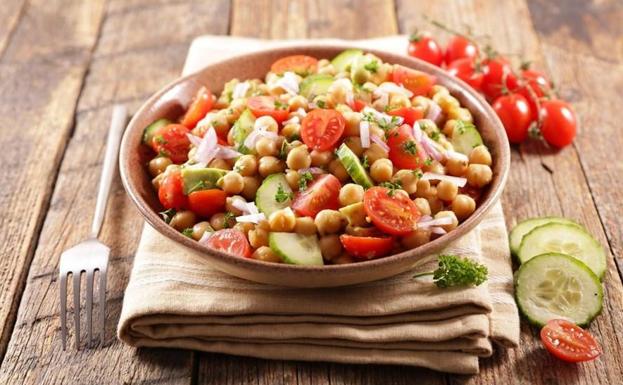 Ensalada de garbanzos, un plato fresquito para el calor del verano