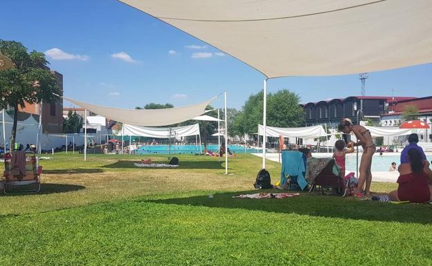 Los arroyanos combaten el calor en la piscina municipal