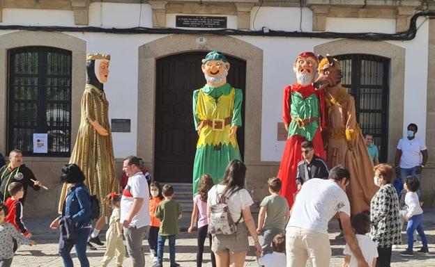 Los cabezudos vuelven a recorrer las calles de Arroyo de la Luz
