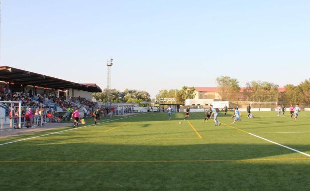 El amistoso entre el Arroyo CP y el CP Cacereño inauguró el nuevo césped del Municipal