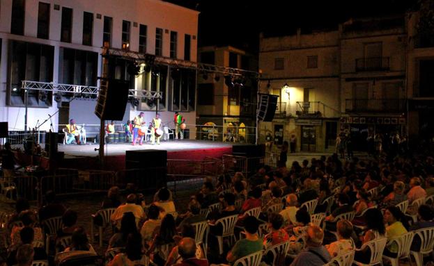 Ballet Kassoumaye y El Harriero pusieron ritmo a la Plaza de la Constitución