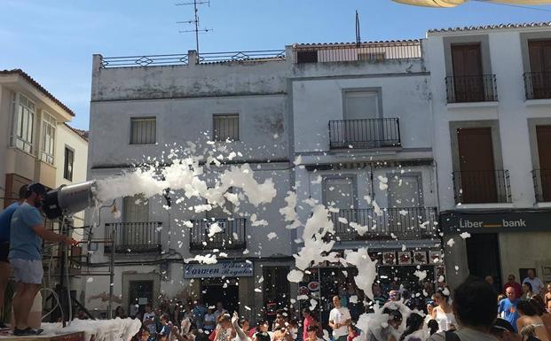 La Plaza de la Constitución acoge una jornada de Juegos de Agua y de la Espuma
