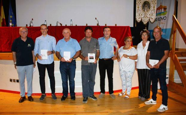 Presentado del libro de pregones de bienvenida a la Virgen de la luz en el 40 aniversario de la Cofradía