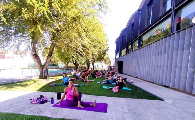 62 personas han participado en las masterclass de yoga al aire libre