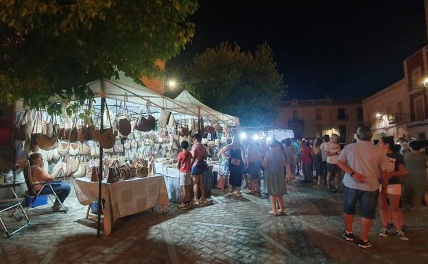 Gran afluencia de público durante el Mercado Artesanal Nocturno