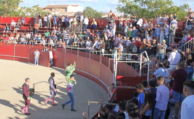 Fernando Tato salió por la puerta grande en la novillada del Día de Extremadura