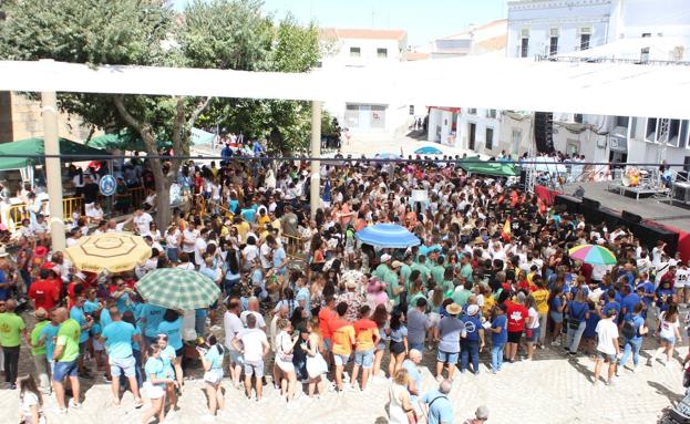 Un multitudinario desfile de peñas con 2.800 participantes