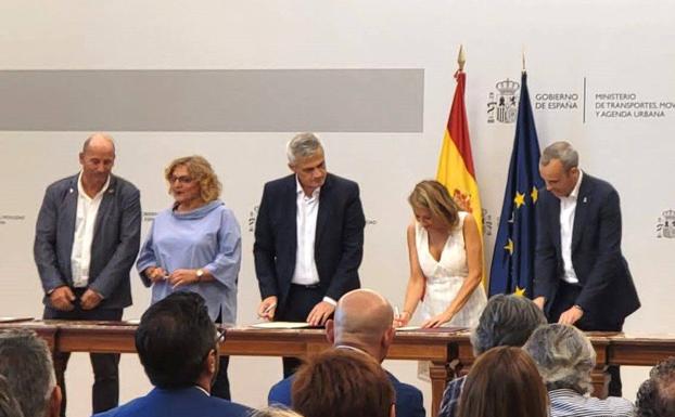 El alcalde, Carlos Caro, firma el protocolo de actuación de la Agenda Urbana Española