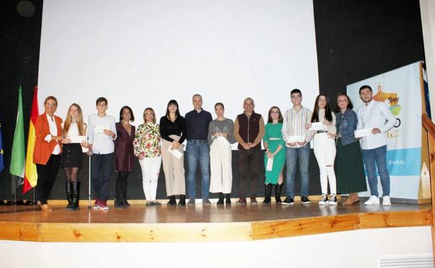 Entregadas las becas a los mejores expedientes del pasado curso escolar