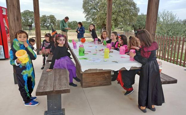 Los niños elaboraron botes terroríficos para Halloween en el Centro de Interpretación