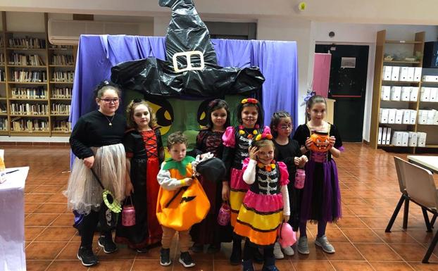La biblioteca celebró un Halloween terrorífico entre dulces y libros
