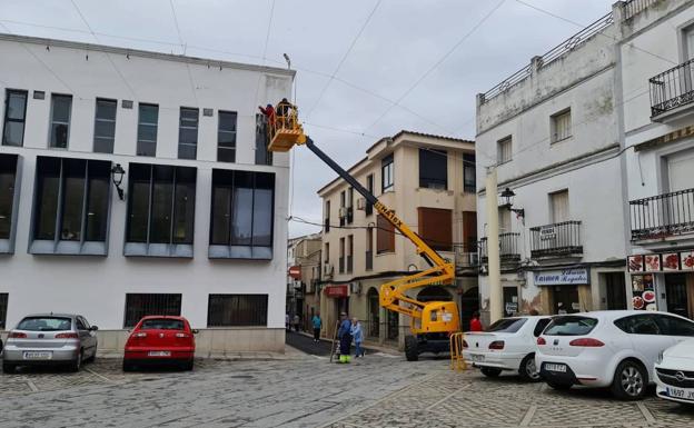 Comienza a colocarse la iluminación navideña en Arroyo de la Luz