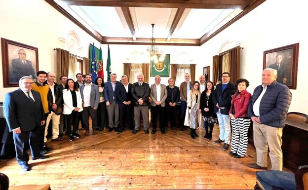 El alcalde arroyano, Carlos Caro, asistió a la firma del protocolo de colaboración con el municipio portugués de Fundão