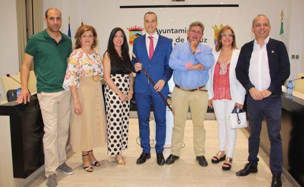 Carlos Caro, alcalde de Arroyo de la Luz, junto al resto de concejales del pleno del PSOE durante su investidura en 2019. /A. I. P.