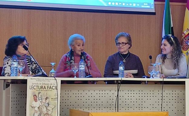 Varios miembros del Club de Fácil Lectura de Arroyo de la Luz participaron en la Jornada de Difusión de Lectura Fácil en la biblioteca de Cáceres