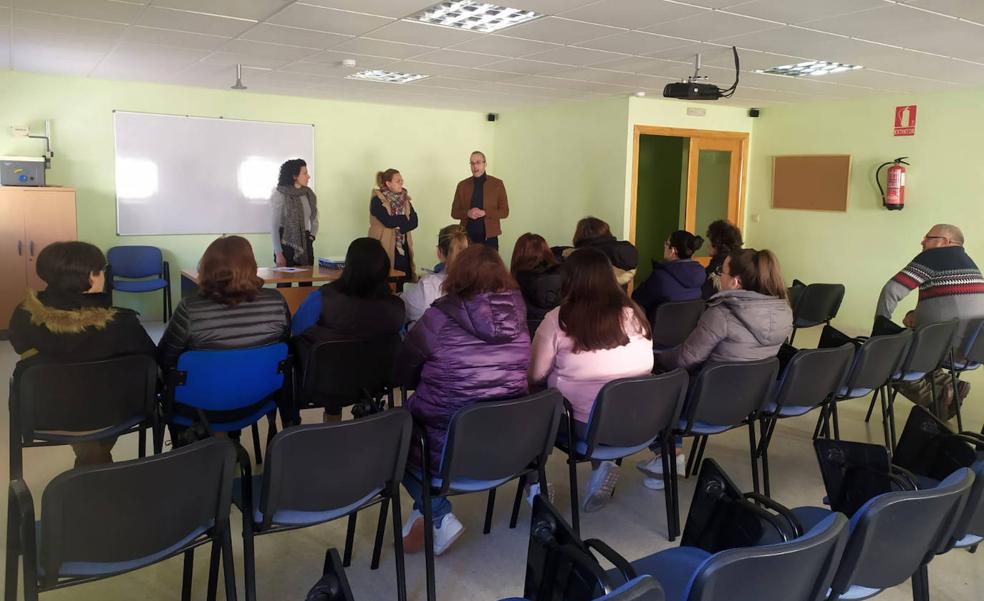 Arroyo de la Luz acoge un nuevo curso de Atención Sociosanitaria a personas en domicilio