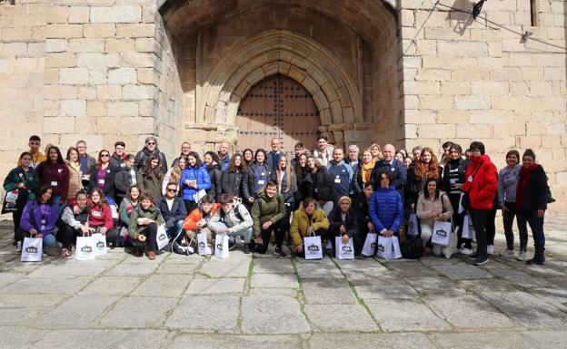 Carlos Caro, alcalde de Arroyo de la Luz, recibe a los participantes del proyecto Erasmus
