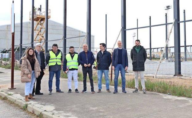 Comienzan las obras de la segunda pista deportiva del pabellón municipal de Arroyo de la Luz