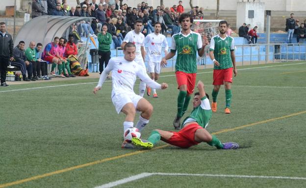 Carrasco apunta en el añadido el primer triunfo local