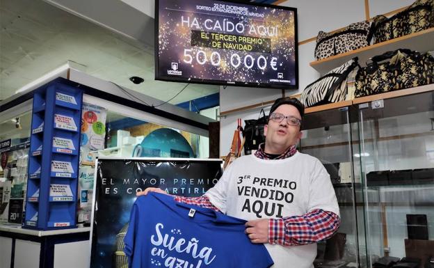 Juan Carlos Pérez, en la sucursal de loterías de Calamonte.