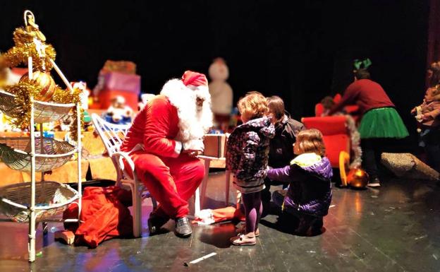 Papá Noel recoge las cartas para repartir ilusión en Navidad