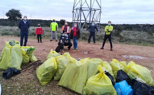 Adenex realiza una recogida la basura en la zona de El Pocito