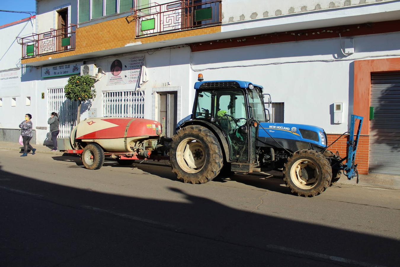 Agricultores y vecinos desinfectan las calles del pueblo