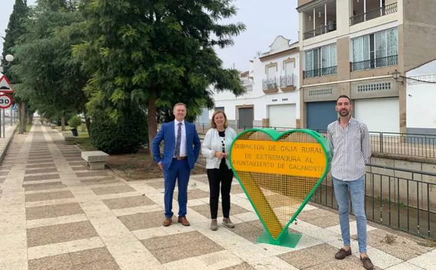 Caja Rural de Extremadura dona a Calamonte un corazón solidario para almacenar tapones de plástico