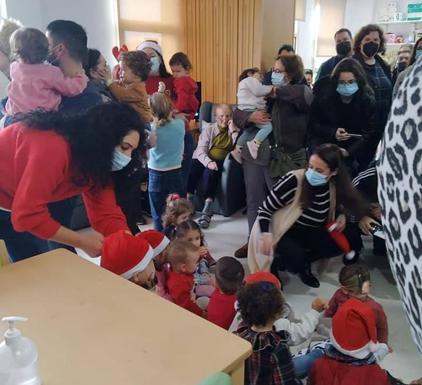 Los niños del CEI El Colorín y Papá Noel visitan a los mayores de la Residencia y Centro de Día 'El Chaparral'