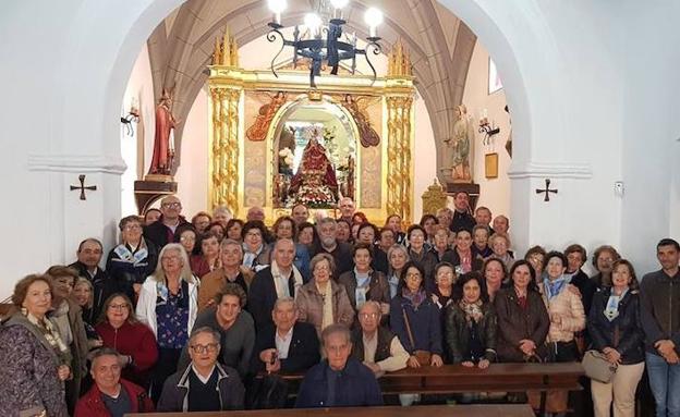 Cincuenta miembros de la Hospitalidad de Lourdes visitan la ermita de Piedraescrita