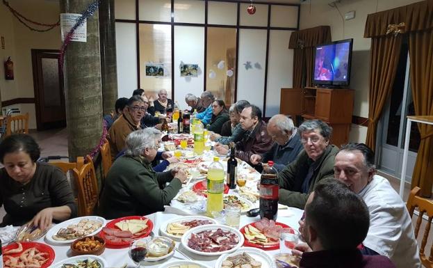 Entrañable cena de Nochebuena en los pisos tutelados