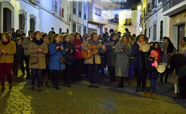 Decenas de vecinos se echan a la calle a cantar villancicos