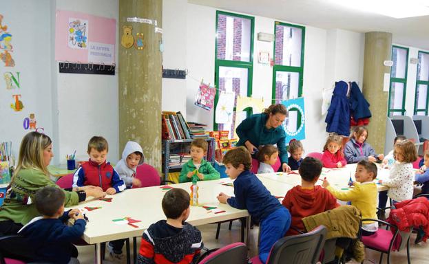 Los más pequeños disfrutan en la biblioteca con el taller navideño